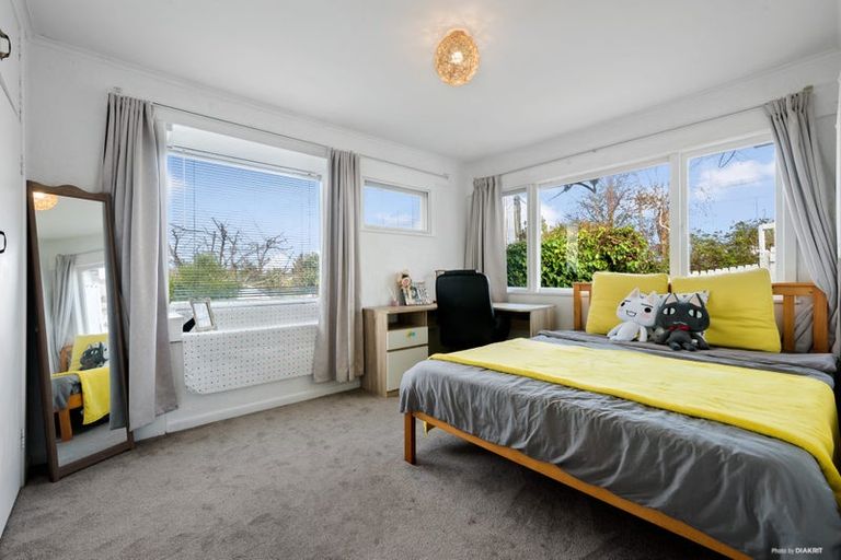 Photo of property in 16 Limmer Place, Browns Bay, Auckland, 0632