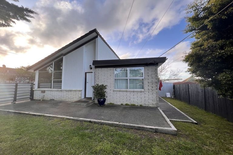 Photo of property in 1/307 Wairau Road, Totara Vale, Auckland, 0627