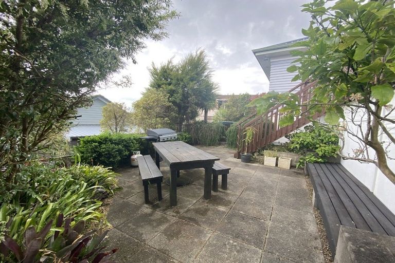 Photo of property in 35 Seaview Road, Glenfield, Auckland, 0629