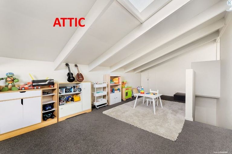 Photo of property in 4 Raphael Place, West Harbour, Auckland, 0618