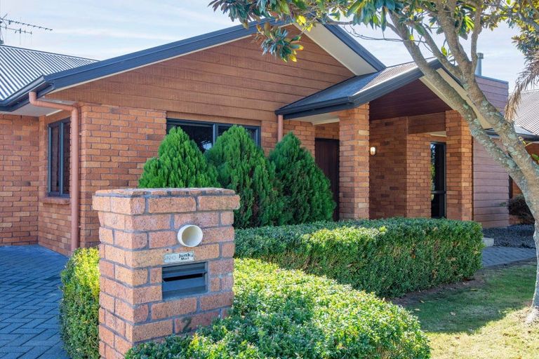 Photo of property in 2 Shiraz Place, Rototuna, Hamilton, 3210