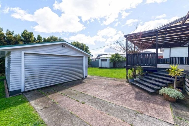 Photo of property in 11 Sylvan Crescent, Te Atatu South, Auckland, 0610