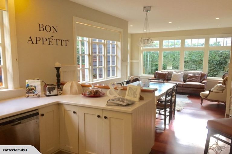 Photo of property in 10 Glen Road, Kelburn, Wellington, 6012