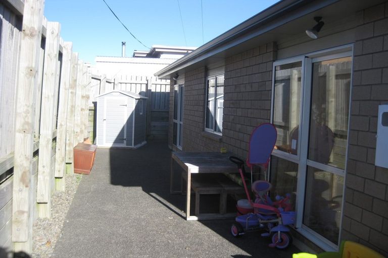 Photo of property in 50a Miles Crescent, Newlands, Wellington, 6037