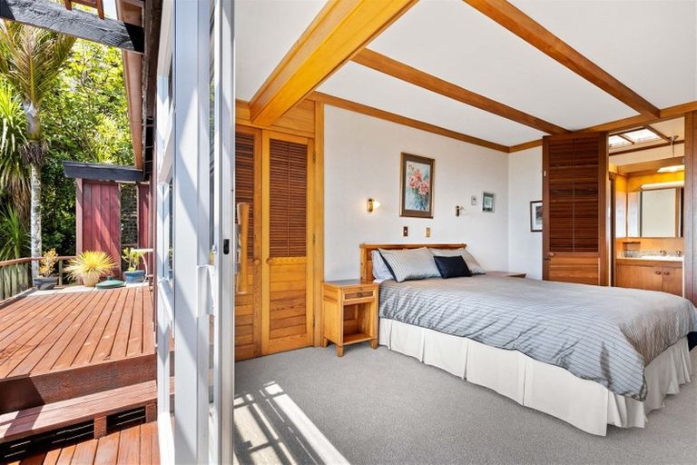 Photo of property in 13 Quinns Road, Waiatarua, Auckland, 0612