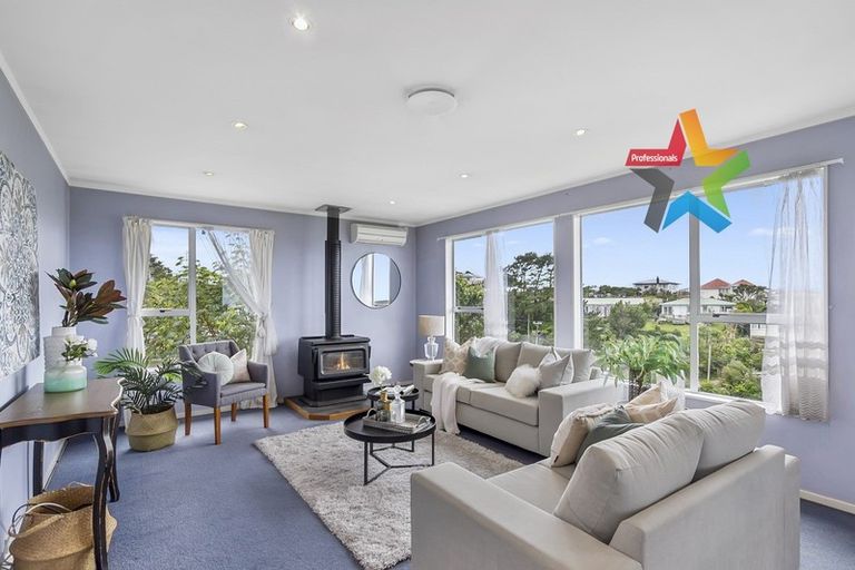 Photo of property in 18 Salford Street, Newlands, Wellington, 6037