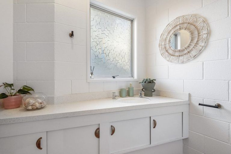 Photo of property in 1/92 Lake Road, Northcote, Auckland, 0627