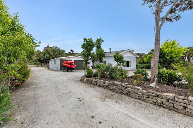 Photo of property in 3265 South Head Road, South Head, Helensville, 0874