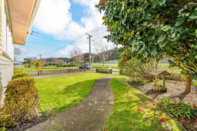 Photo of property in 28 Golf Road, Manor Park, Lower Hutt, 5019