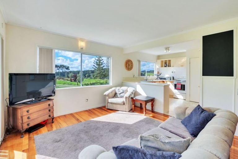 Photo of property in 10 Mcmurdo Road, South Head, Helensville, 0874