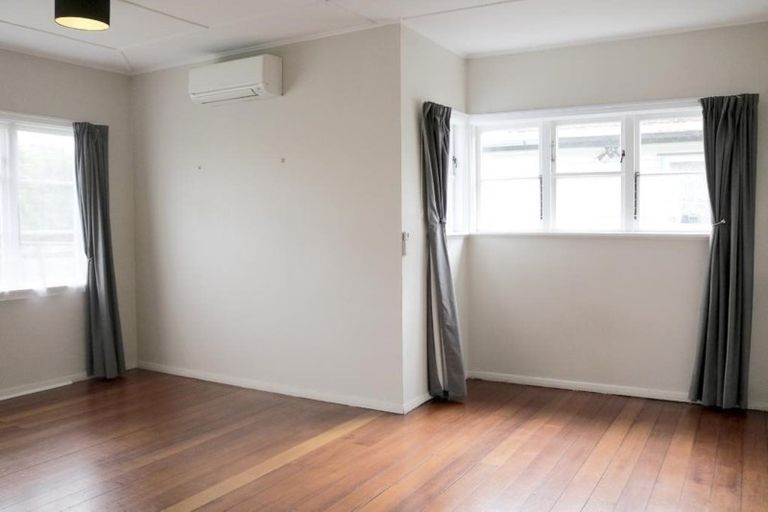 Photo of property in 114 Cambridge Terrace, Fairfield, Lower Hutt, 5011