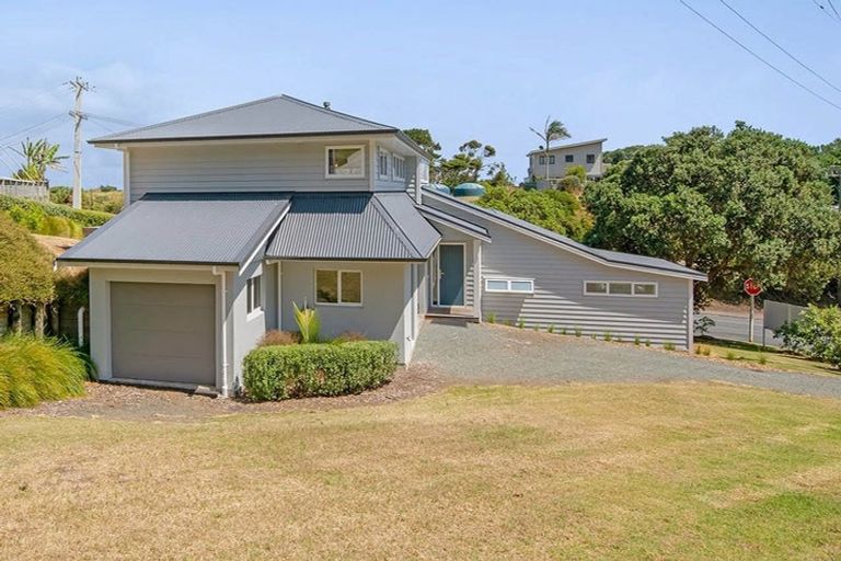 Photo of property in 1 Domain Crescent, Muriwai, Waimauku, 0881