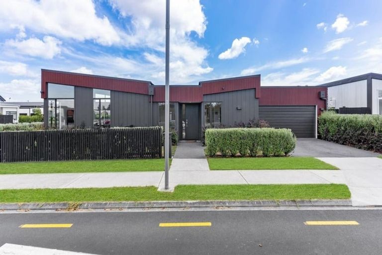 Photo of property in 1 Gallantry Crescent, Papakura, 2110