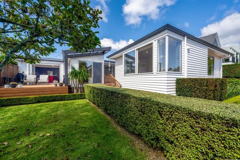 Photo of property in 9 Shelly Beach Parade, Cockle Bay, Auckland, 2014