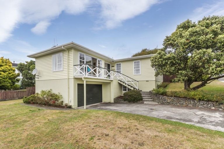 Photo of property in 4 Greyfriars Crescent, Tawa, Wellington, 5028