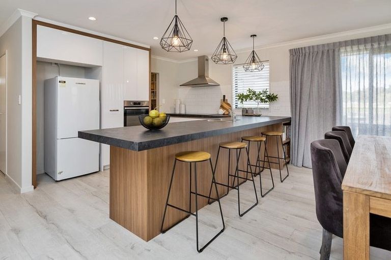 Photo of property in 32 Waitemata Drive, One Tree Point, 0118