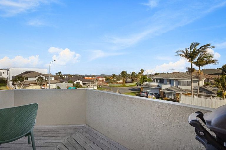 Photo of property in 2/1 Bluefin Way, West Harbour, Auckland, 0618