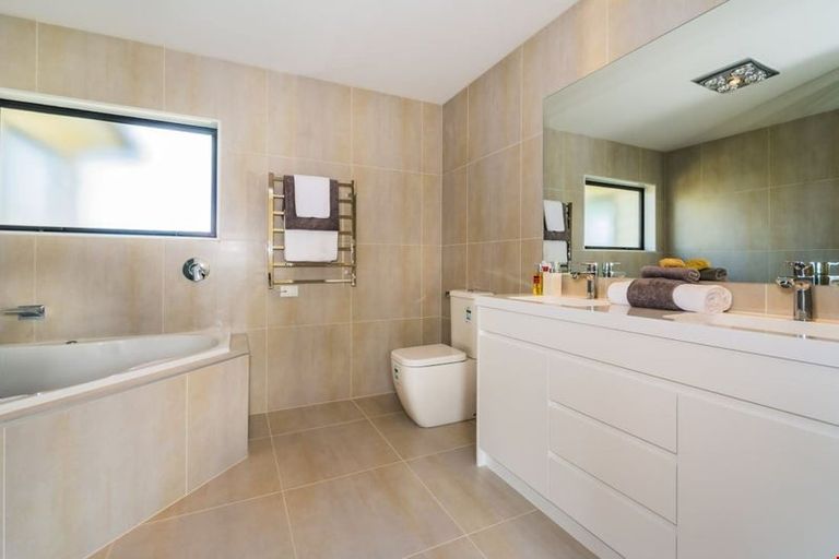 Photo of property in 48 Golden Morning Drive, Albany Heights, Auckland, 0632