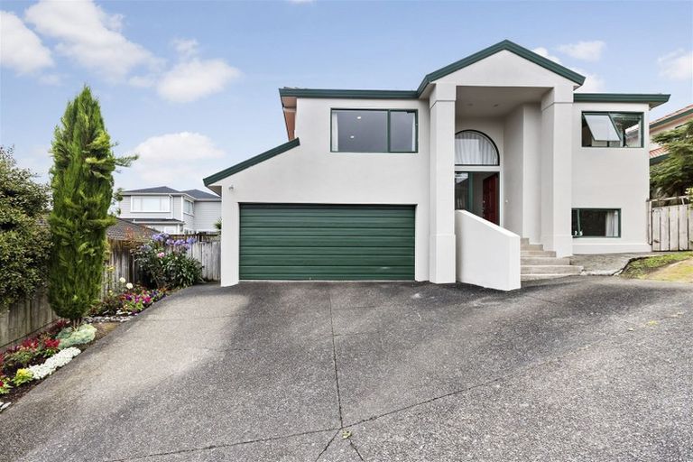 Photo of property in 1/8 Carrigans Close, Pinehill, Auckland, 0632