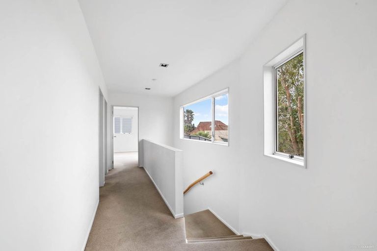 Photo of property in 1a Highgrove Lane, Totara Vale, Auckland, 0632