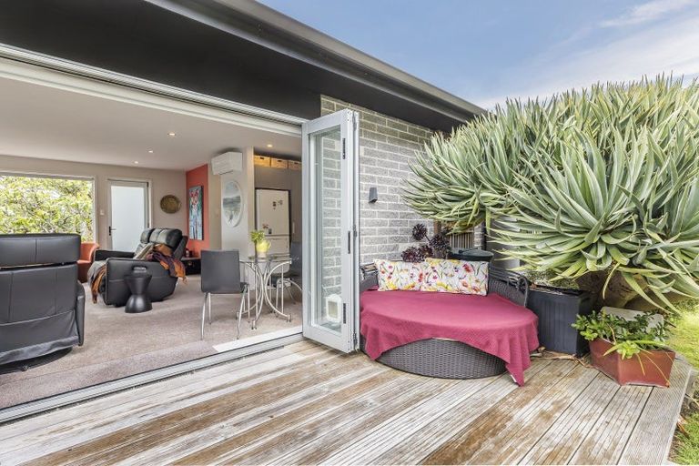 Photo of property in 14a Ferry Street, Seatoun, Wellington, 6022