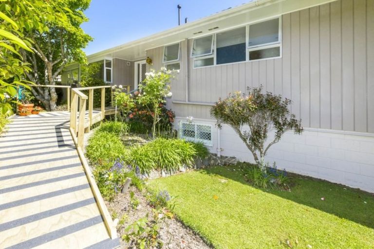 Photo of property in 72 Blue Mountains Road, Pinehaven, Upper Hutt, 5019