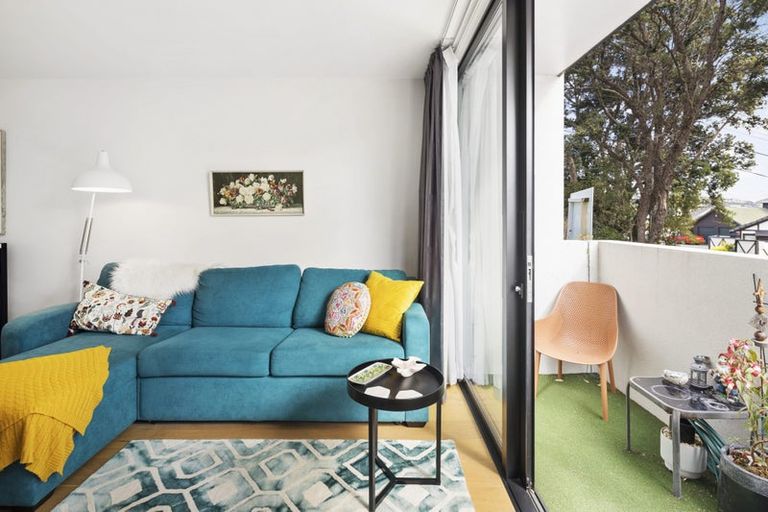 Photo of property in 33 Jean Caldwell Way, Island Bay, Wellington, 6023