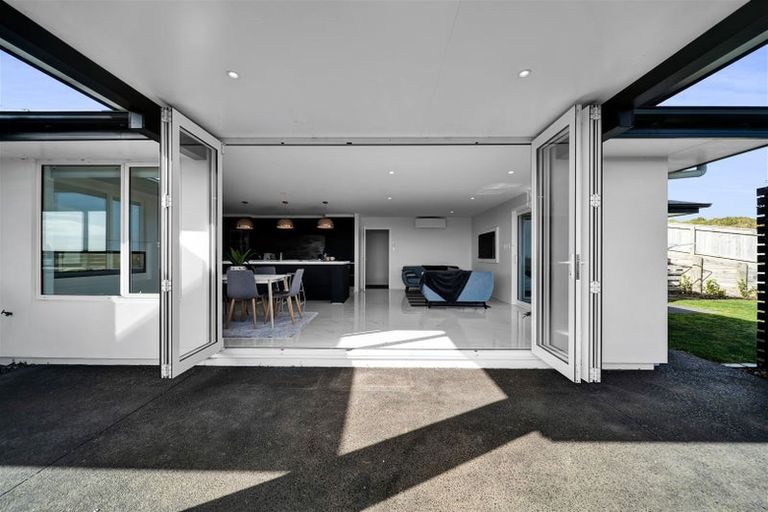 Photo of property in 4 Vardon Way, Waiwhakaiho, New Plymouth, 4312