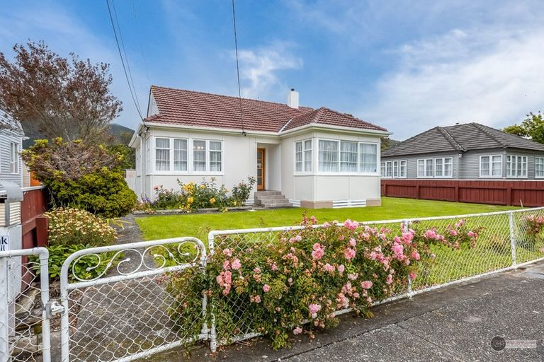 Photo of property in 11 Wheatley Street, Naenae, Lower Hutt, 5011
