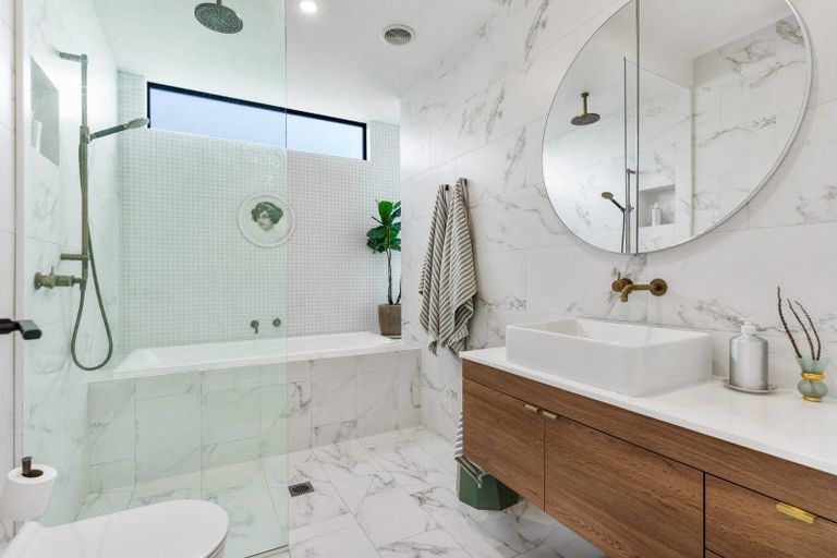 Photo of property in 1/14 Colonial Road, Birkenhead, Auckland, 0626