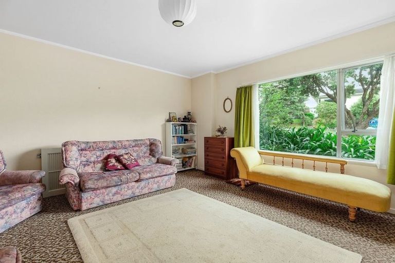 Photo of property in 1 Zande Terrace, Tawa, Wellington, 5028