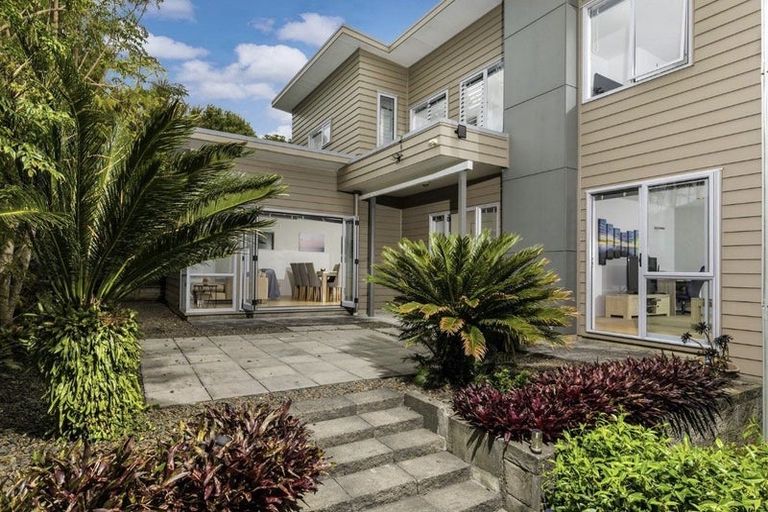 Photo of property in 8 Roy Maloney Drive, Henderson, Auckland, 0612