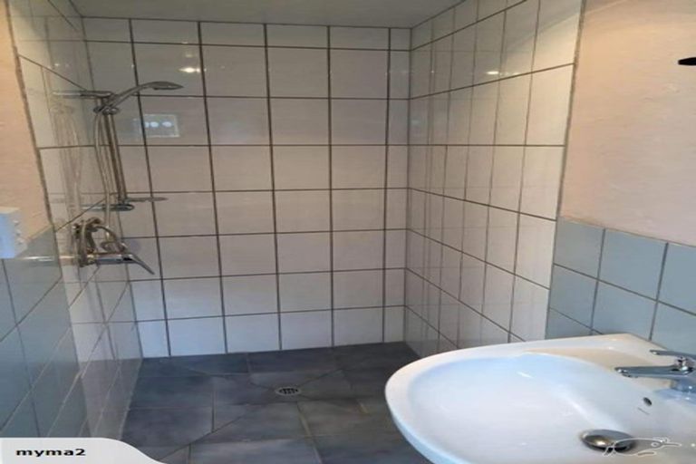 Photo of property in 29 Domain Crescent, Muriwai, Waimauku, 0881