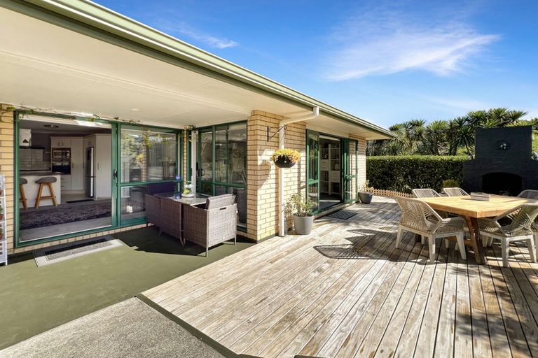 Photo of property in 15 Ina Ville Drive, Pukekohe, 2120