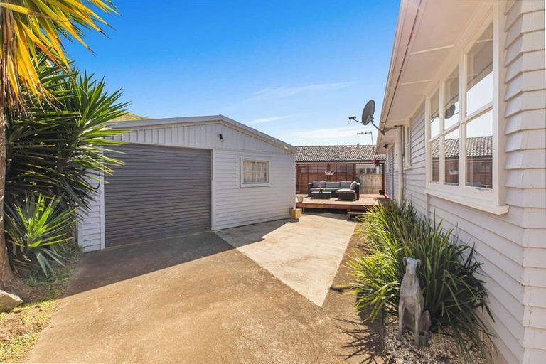 Photo of property in 5 Toatoa Place, Mangere Bridge, Auckland, 2022
