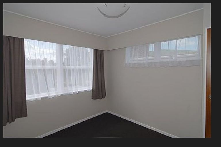 Photo of property in 2/210 Sunnynook Road, Totara Vale, Auckland, 0627