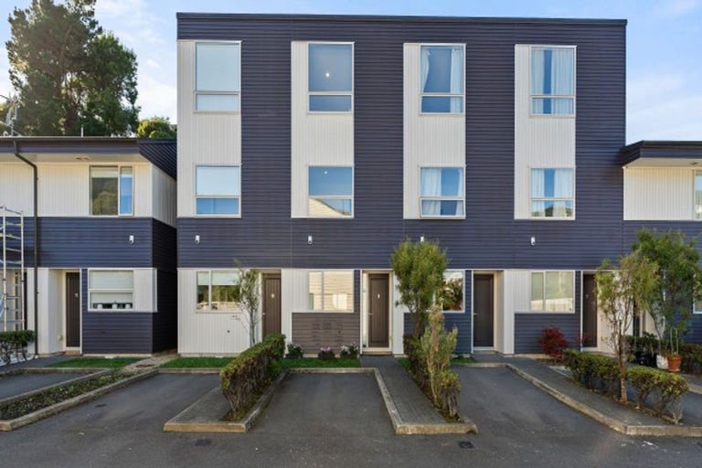 Photo of property in 9/8 Thatcher Crescent, Crofton Downs, Wellington, 6035