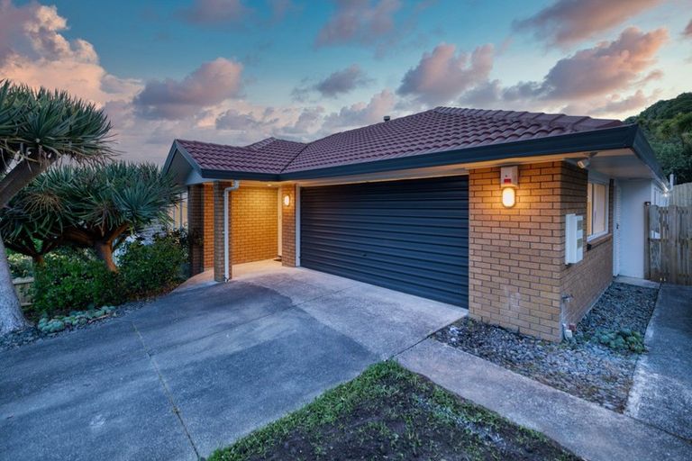Photo of property in 10 Van Dyke Place, West Harbour, Auckland, 0618