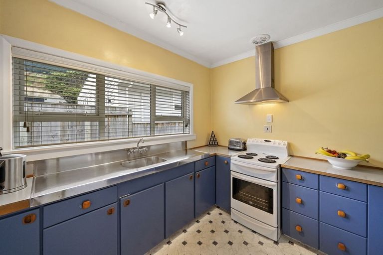 Photo of property in 25 Mexted Terrace, Tawa, Wellington, 5028