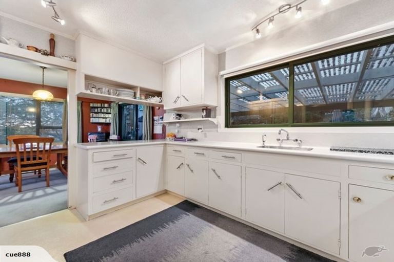 Photo of property in 25 Heron Place, Pakuranga Heights, Auckland, 2010