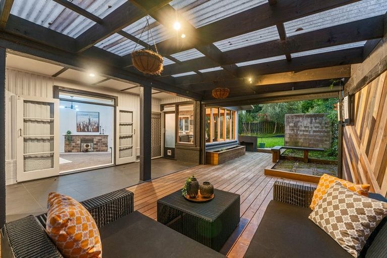 Photo of property in 16 Forrest Hill Road, Forrest Hill, Auckland, 0620