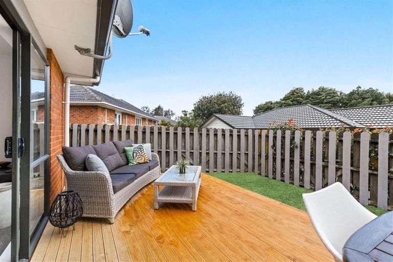 Photo of property in 15a Rixon Place, Te Atatu Peninsula, Auckland, 0610