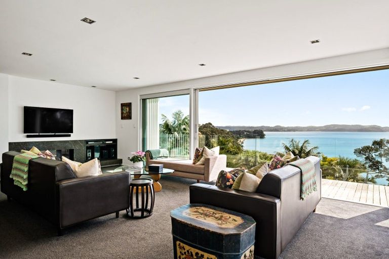 Photo of property in 33 Chelverton Terrace, Red Beach, 0932