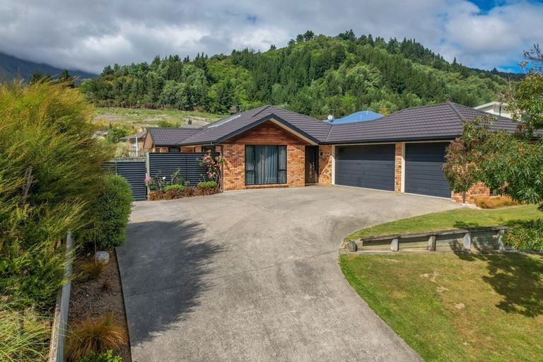 Photo of property in 17 Weka Place, Picton, 7220