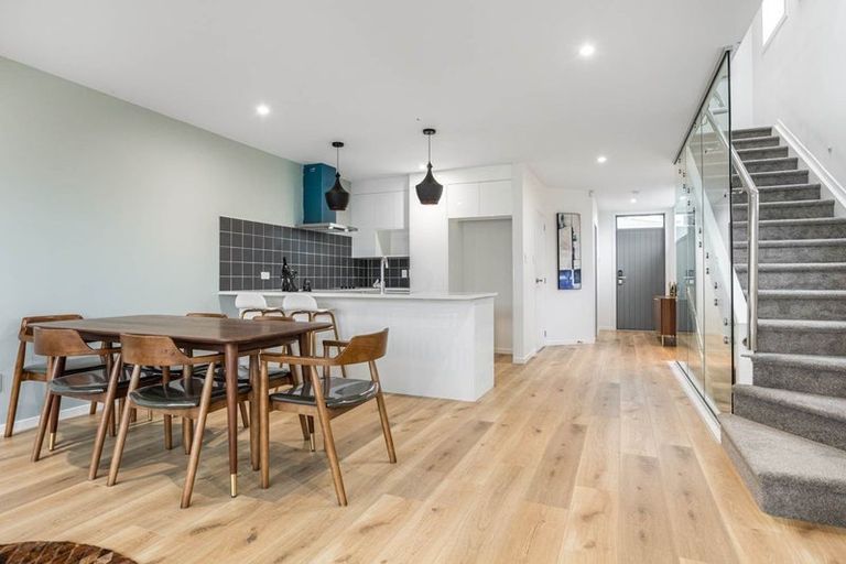 Photo of property in 1/10 Vinifera Place, Fairview Heights, Auckland, 0632