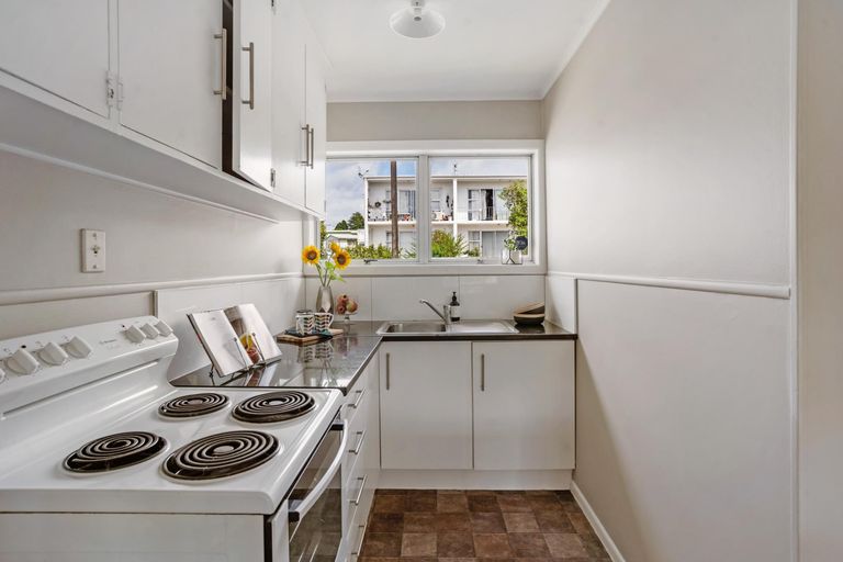 Photo of property in 3/68 Rua Road, Glen Eden, Auckland, 0602