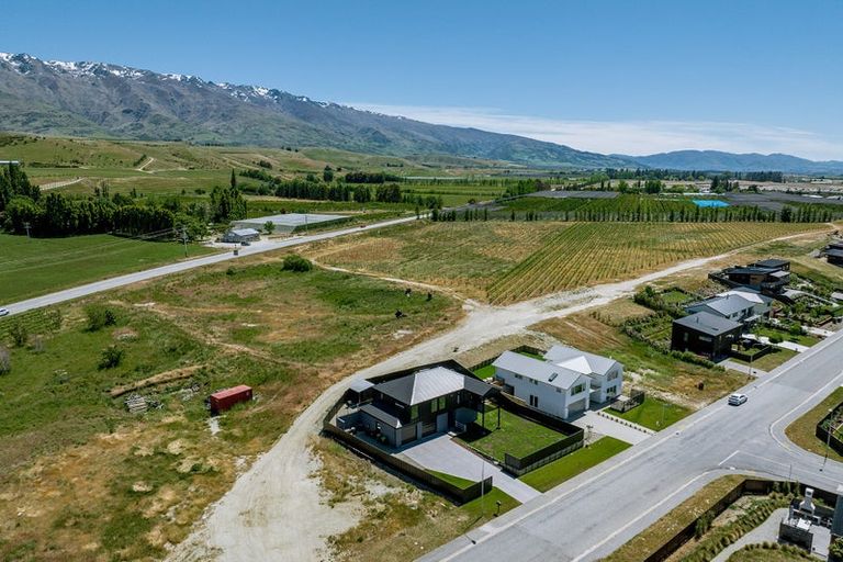 Photo of property in 27 Stratford Drive, Mount Pisa, Cromwell, 9383