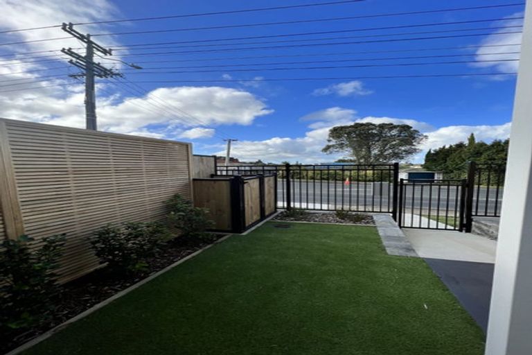 Photo of property in 10/170 Don Buck Road, Massey, Auckland, 0614