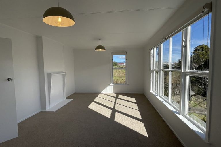 Photo of property in 8 Kelvin Place, Westown, New Plymouth, 4310