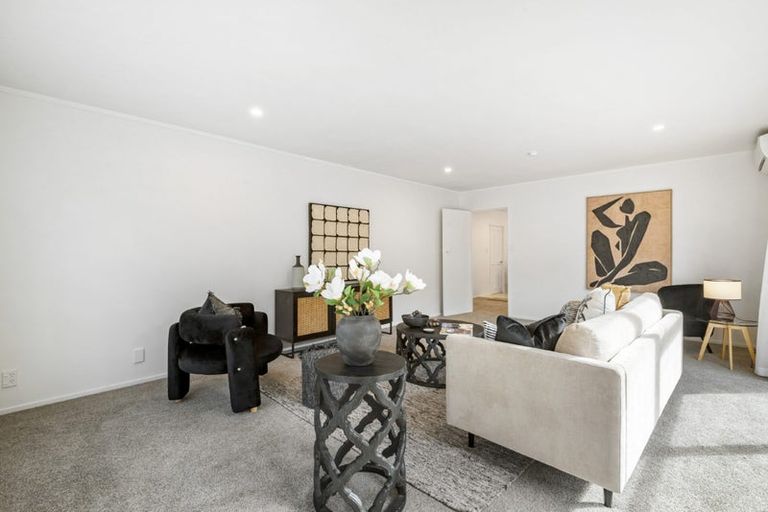 Photo of property in 2/7 Tallington Crescent, Torbay, Auckland, 0630